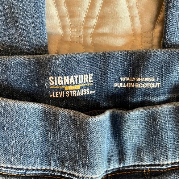Levi’s Signature Totally Shaping Pull-On Boot Cut Jeans Size 12P - Picture 5 of 12